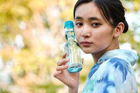 夏天穿浴衣的女人图片