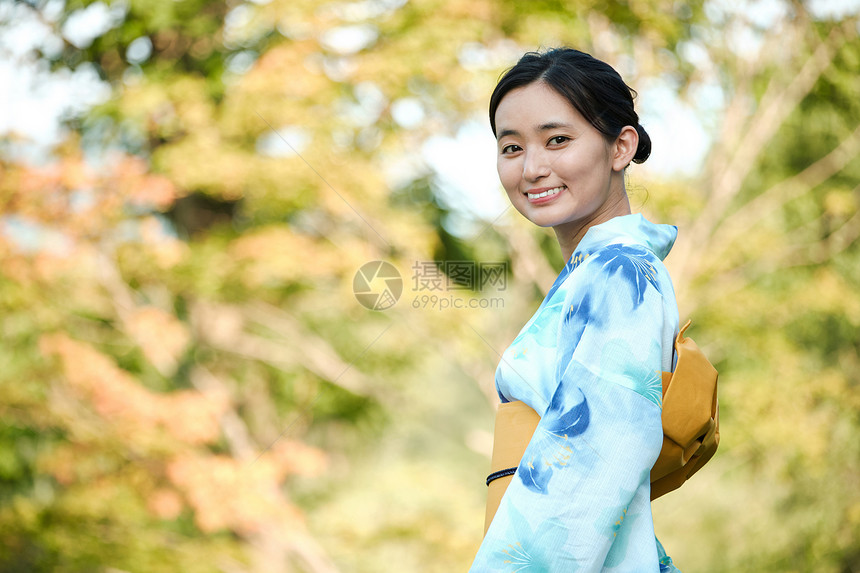 穿浴衣的女人图片