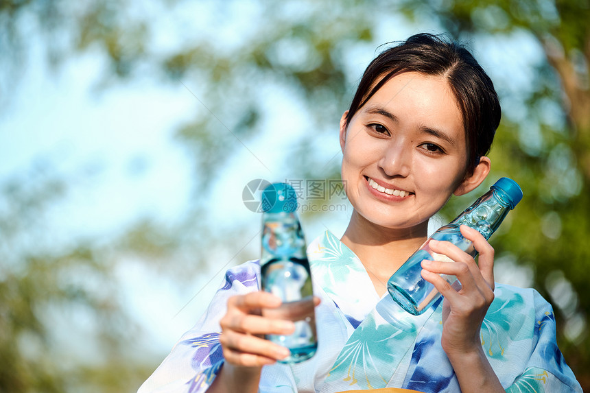 穿浴衣的女人图片