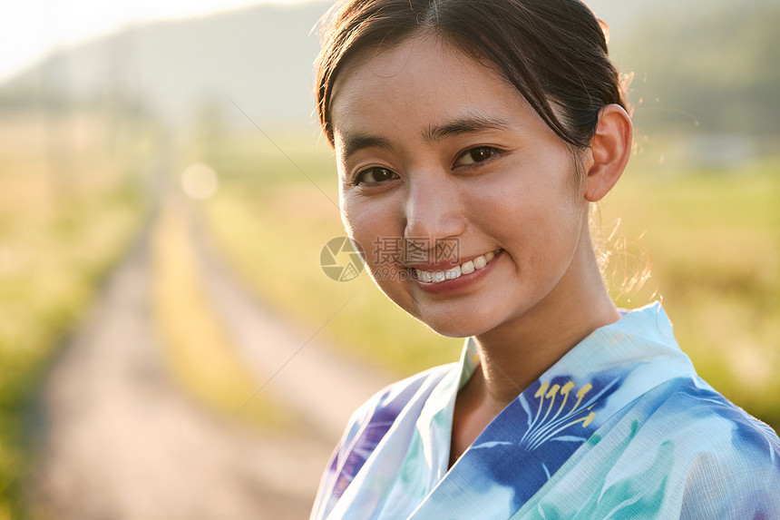 原野漫步假日妇女夏天浴衣图片