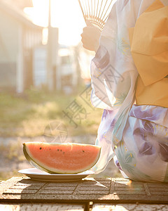 仲夏孤独的坐妇女夏天yukata西瓜图片