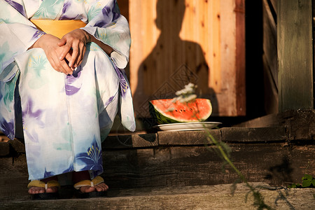 农村坐下单人妇女夏天yukata西瓜图片