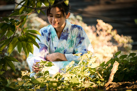 年轻和服美女踏青图片