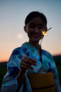 身着浴衣丰胸女人妇女夏天yukata烟花图片