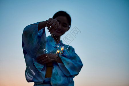 手拿烟花的和服美女图片