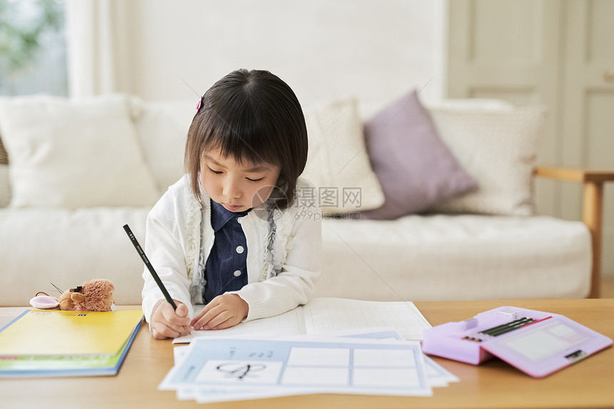 幼儿园儿童书写在家办公女孩儿童生活方式学习图片