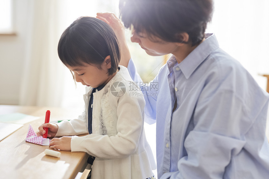 妈妈陪女儿画画图片