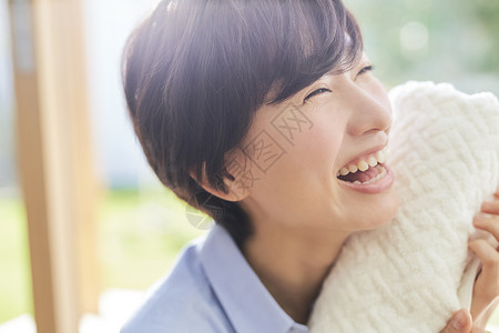 清爽笑容亚洲女人的生活方式家务图片