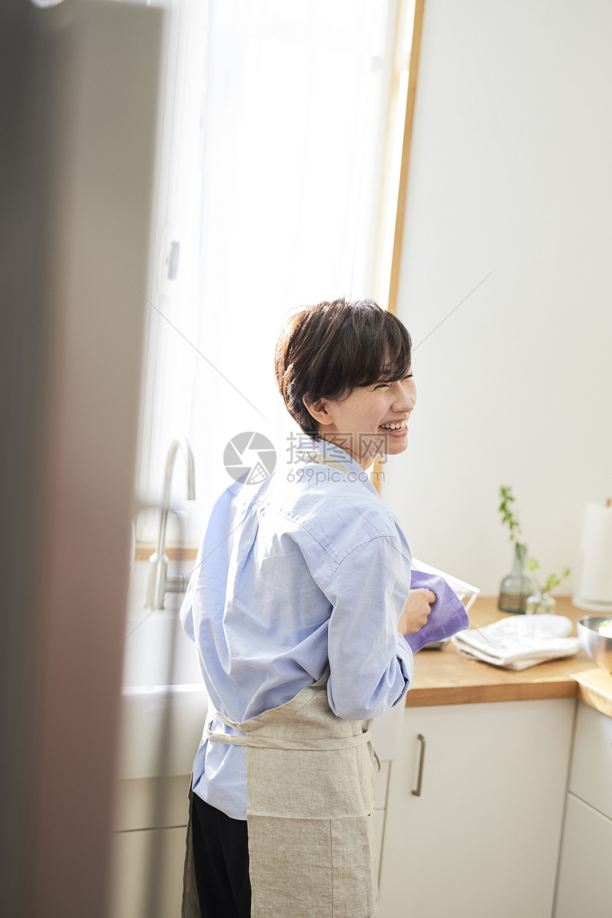 女孩盘壮年女人的生活方式家务图片