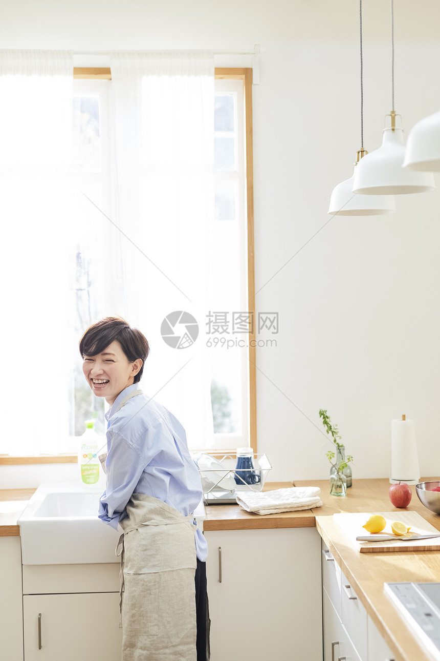 洗碗流行文稿空间女人的生活方式家务图片