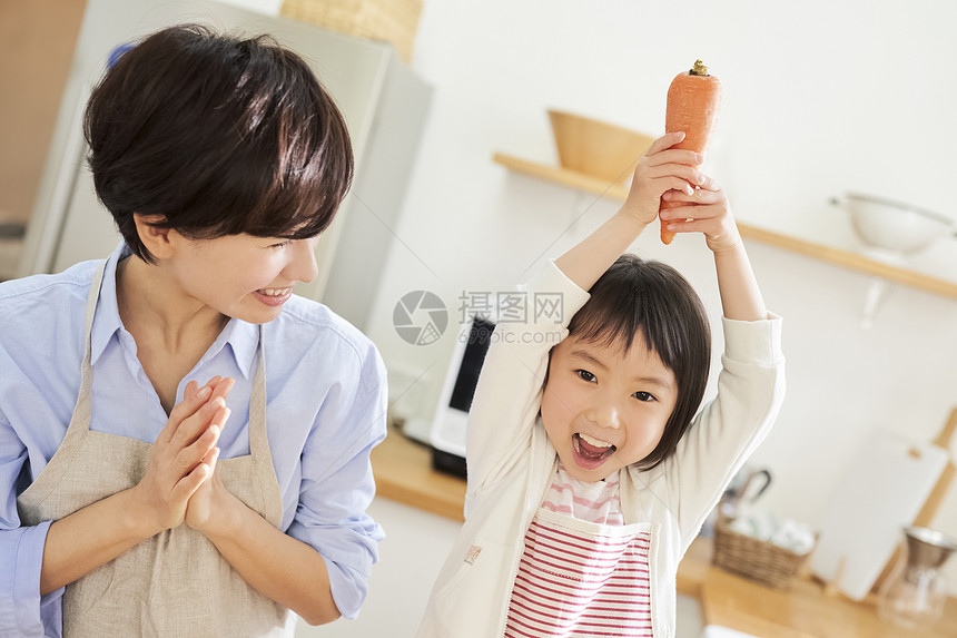 女孩将胡萝卜举高图片