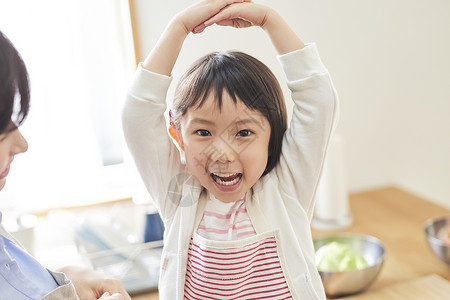 半身照户内女父母和孩子的生活方式图片