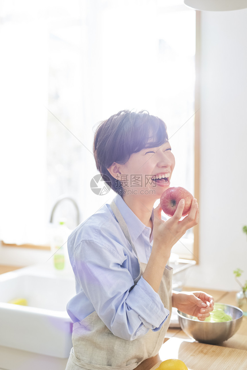 快乐早餐早晨女人的生活方式家务图片