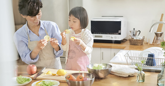 创造生活资料亚洲父母和孩子的生活方式图片