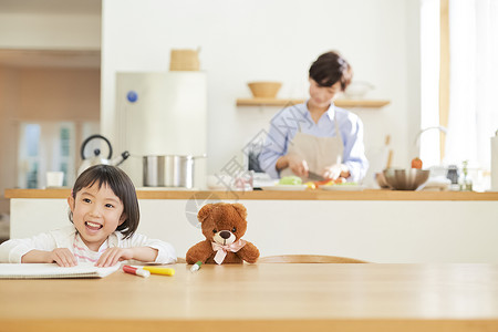 加工日本人少女父母和孩子的生活方式图片