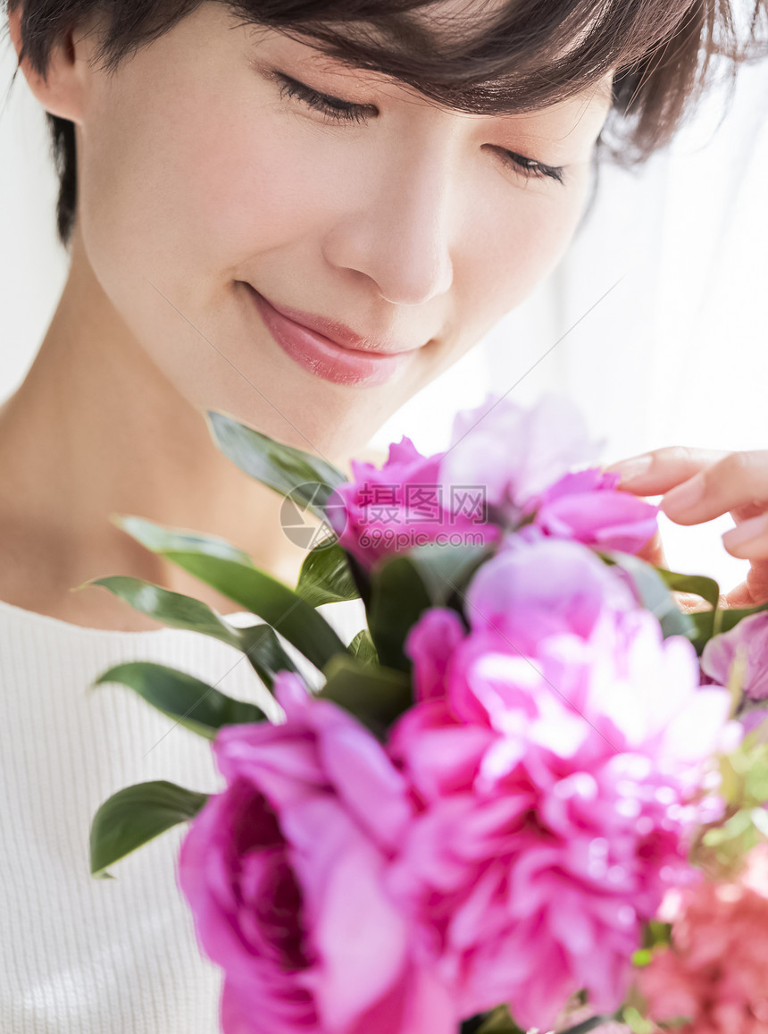 手拿花束的女子图片