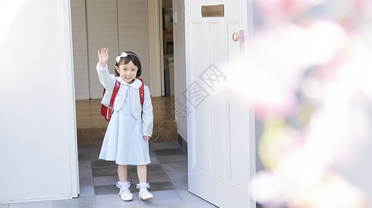 背着书包准备去上学的小女孩高清图片