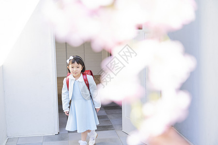 细语知春去背着书包准备去上学的小女孩背景