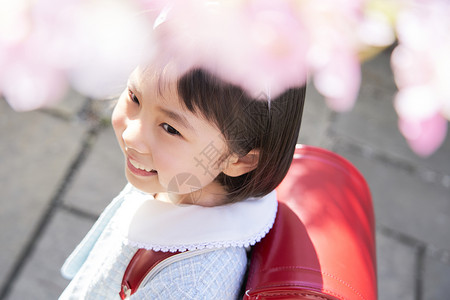 细语知春去背着书包准备去上学的小女孩背景