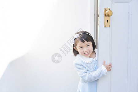 户外快乐的小女孩图片
