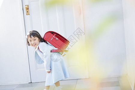 背着书包准备去上学的小女孩图片