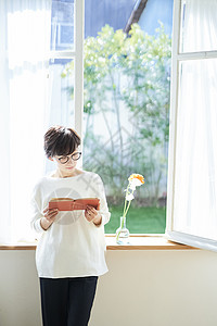 居家阅读的年轻女孩图片