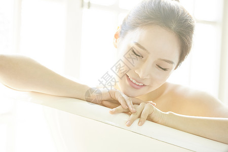 沐浴洗澡的年轻女子图片