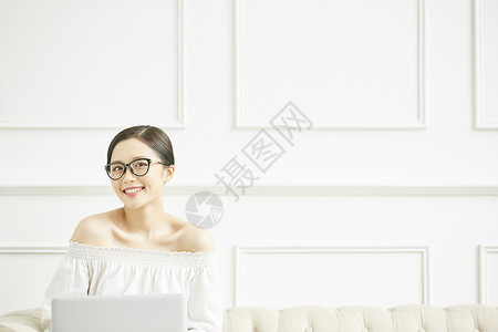长版二联框装饰画居家戴着黑框眼镜的女青年背景