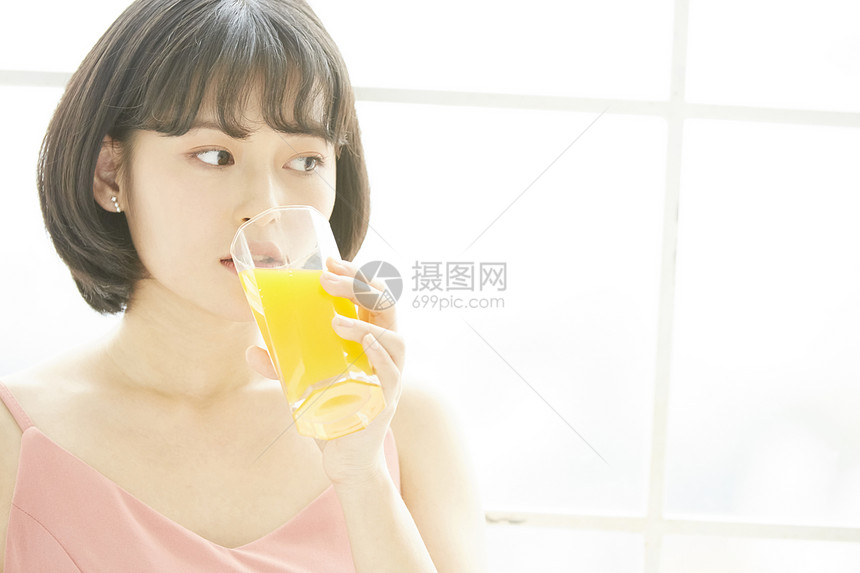 夏日女孩喝果汁图片