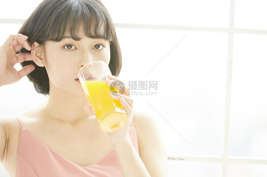 夏日女孩喝果汁图片