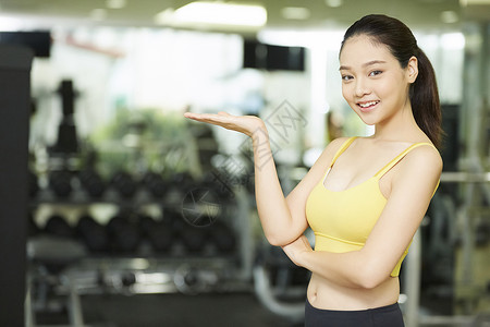 穿搭推荐室内穿运动服的健身女人背景