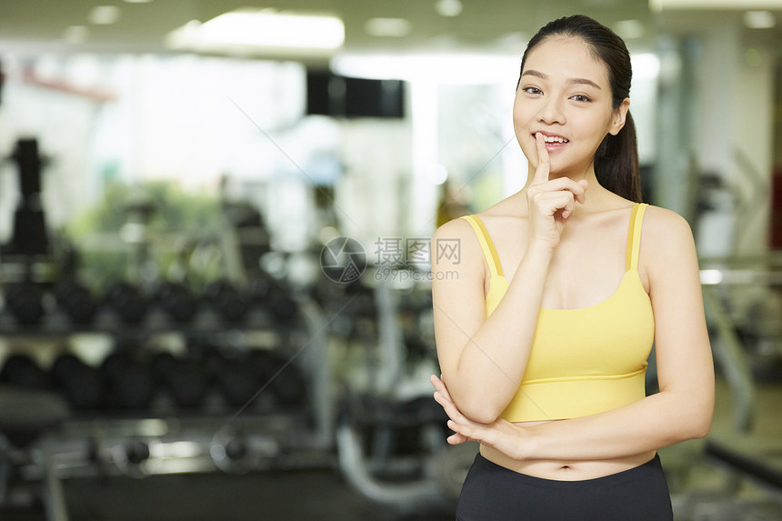 室内穿运动服的健身女人图片