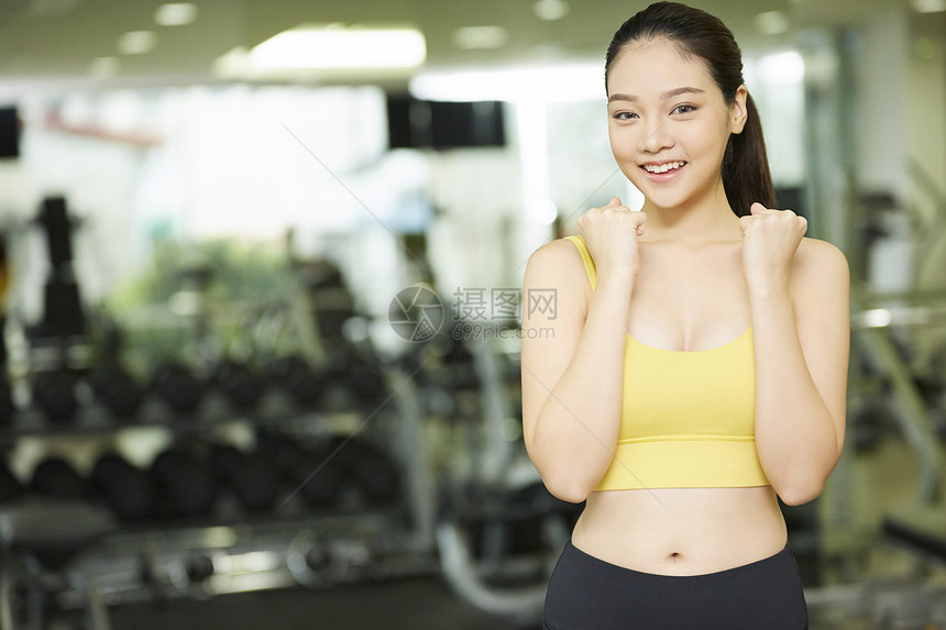 微笑穿运动服的健身女人图片