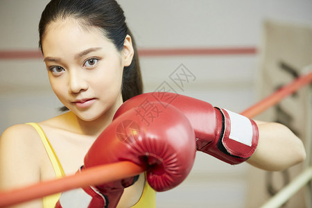 健身房打拳击的女人图片