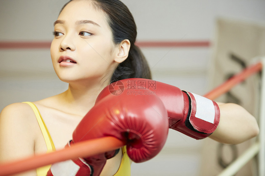 健身房练拳击的女人图片