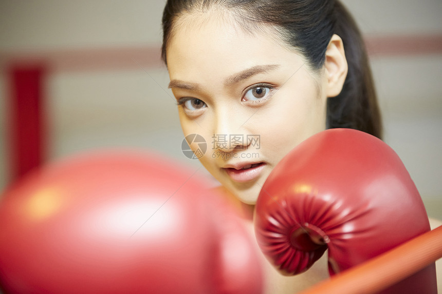 健身房练拳击的女人图片