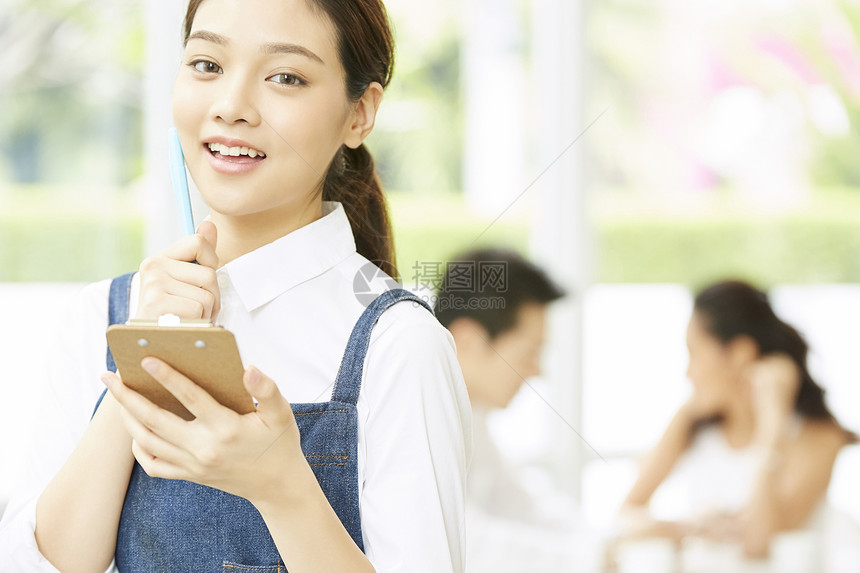 餐厅年轻可爱女服务员点餐图片