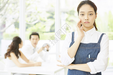 餐厅年轻焦虑的女服务员图片