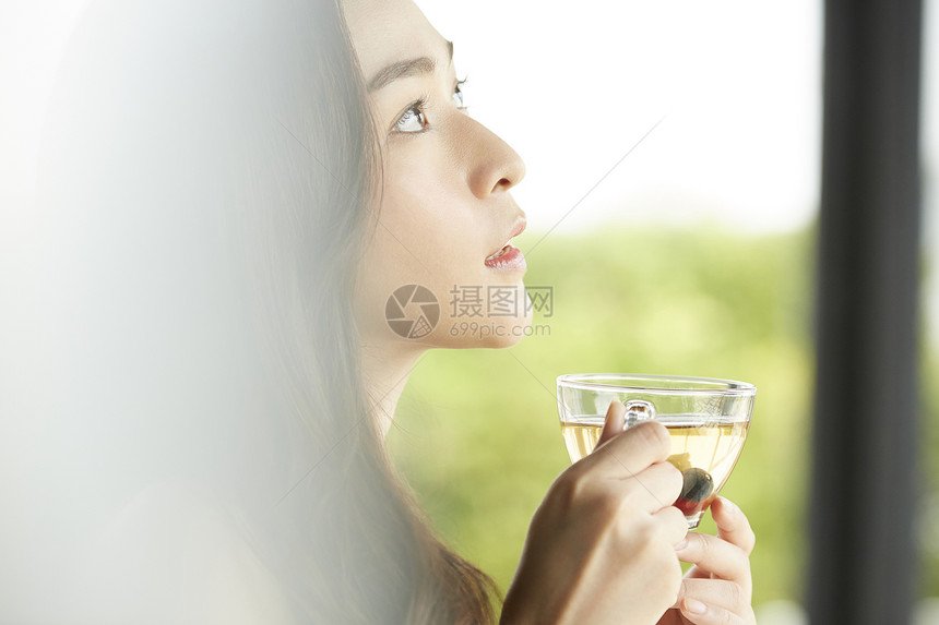 户外女人优雅品茶图片