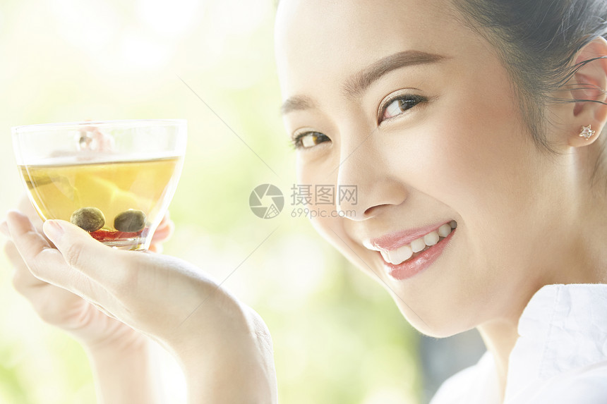 假期女人放松喝茶时间图片