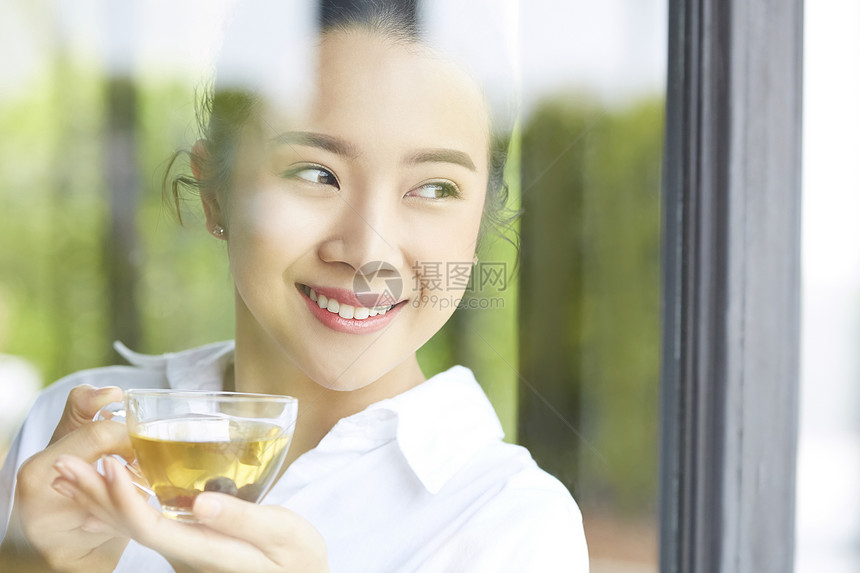 假期女人放松喝茶时间图片