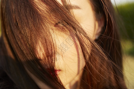 阳光下美容美发的少女图片