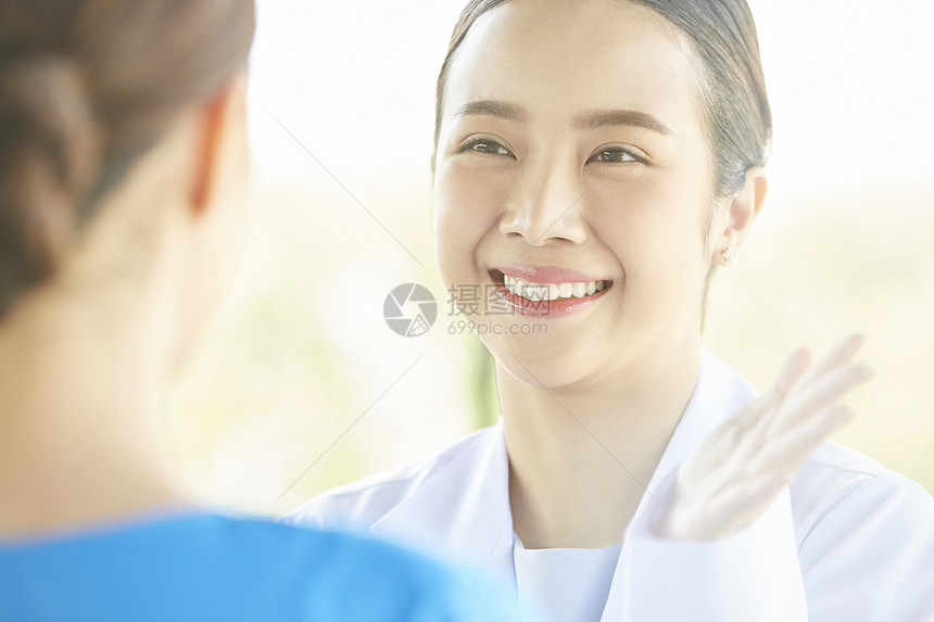 医院办公室微笑的女医生图片