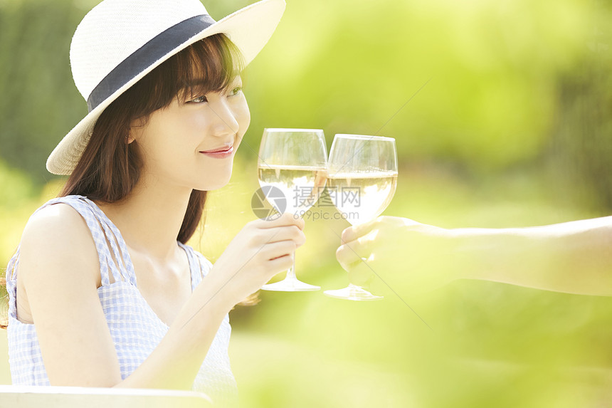 度假村的幸福女人喝香槟图片