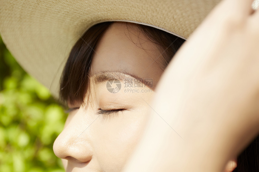 户外度假村的幸福女人图片