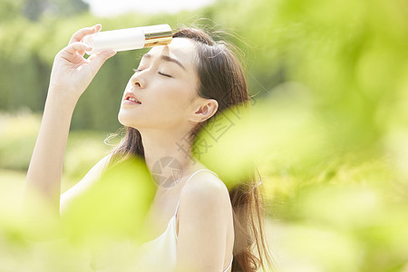 户外护肤美容的女人图片