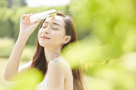 户外护肤美容的女人图片