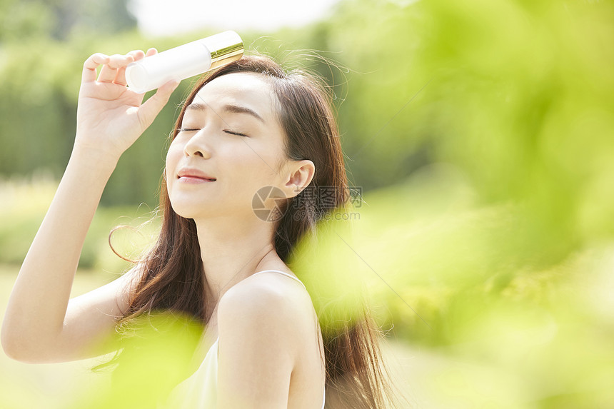 户外护肤化妆的美丽女人图片