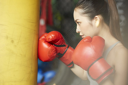 健身房练习拳击的女人图片