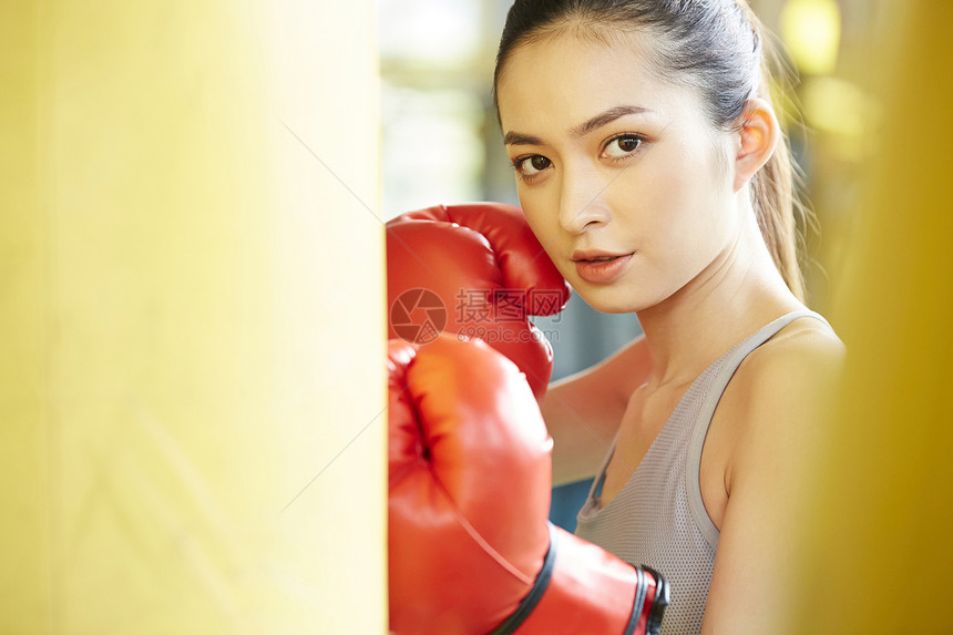 健身房练习拳击的女人图片